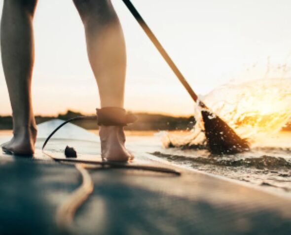 Der Standort direkt an der Havel ermöglicht SUP, Kajakfahren, Segeln, Windsurfen, Rudern und Erholung am Sand­strand.