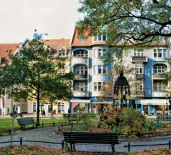 Die historische Altstadt von Spandau, Berlins größte zusammenhängende Fußgängerzone, bietet zahlreiche Möglichkeiten zum Einkaufen, Bummeln und Entspannen in charmanten Cafés